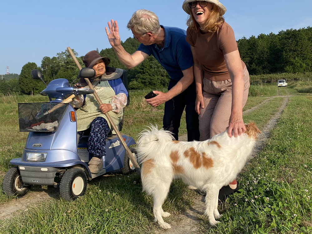 >村のお婆さんと