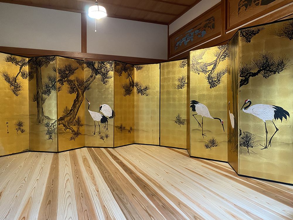Gold folding screen for special days
